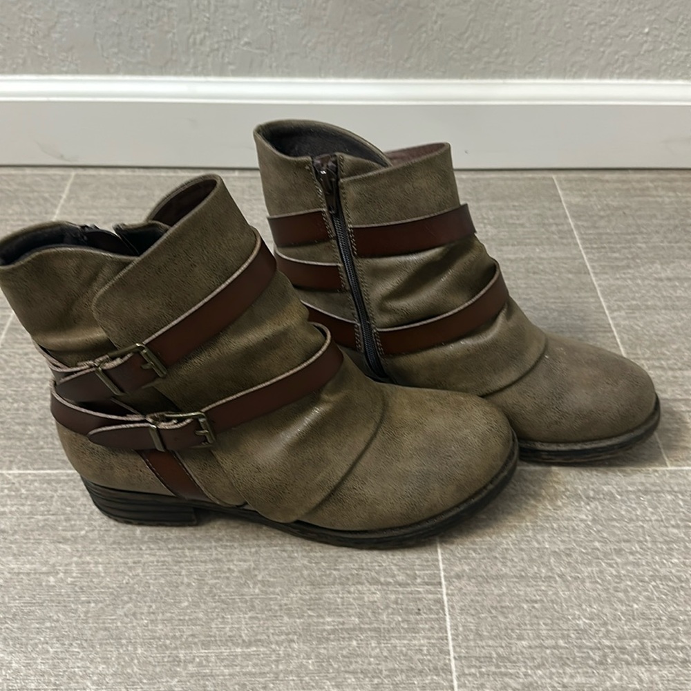 Ankle boots size 8 lightly worn